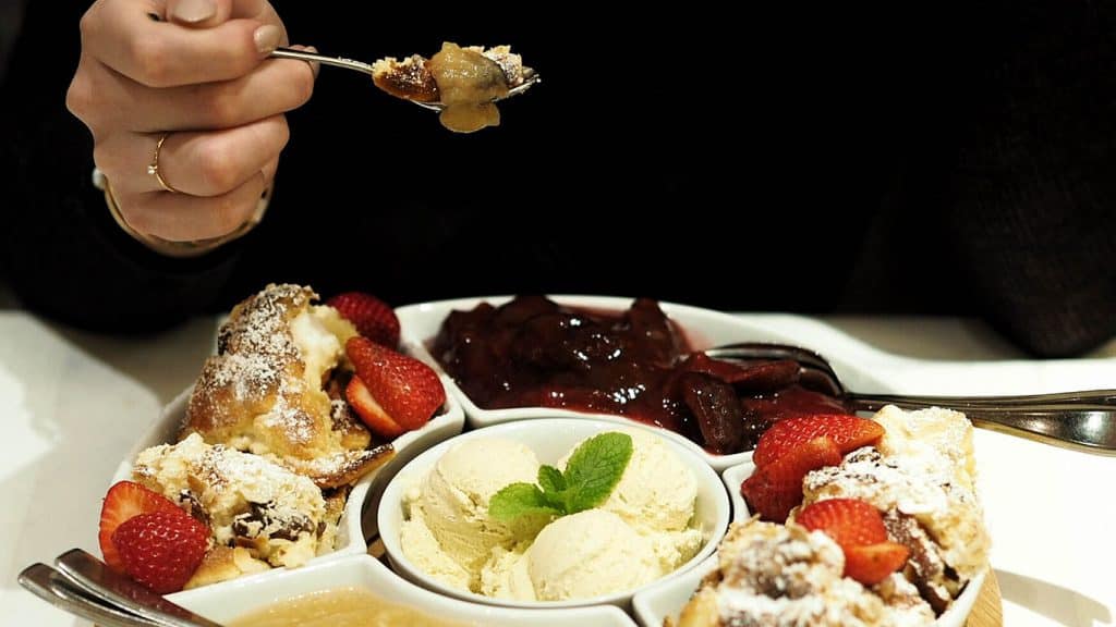 Kaiserschmarren-Karussell: Teller mit Unterteilung für den Kaiserschmarrn, Zwetschgenröster, Apfelmus und Vanilleeis