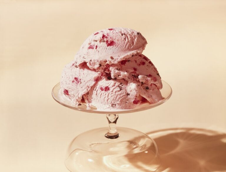 Eine Glasschale gefüllt mit Eis mit Fruchtstückchen.
