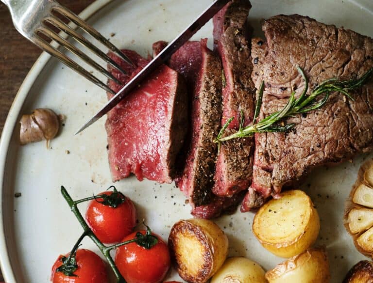 Medium-Steak auf Keramikteller