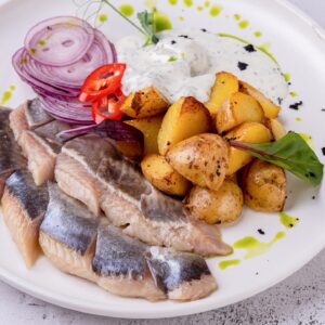 Appetitlich angerichteter frischer Matjes