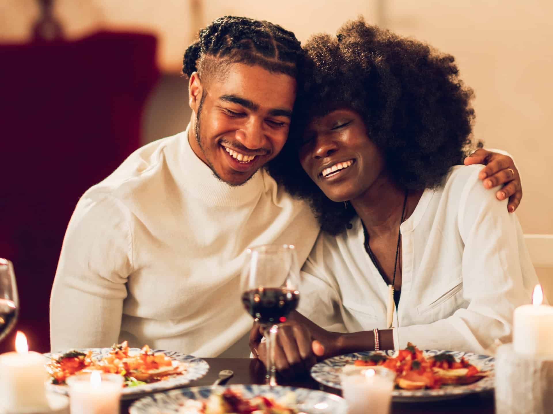 Glückliches Paar beim Dinner