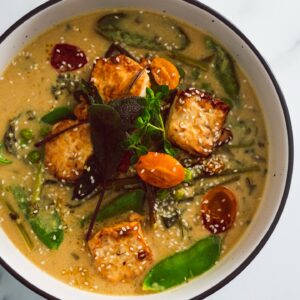 Appetitlich angereichtes veganes Gericht mit gebratenem Tofu und Gemüse