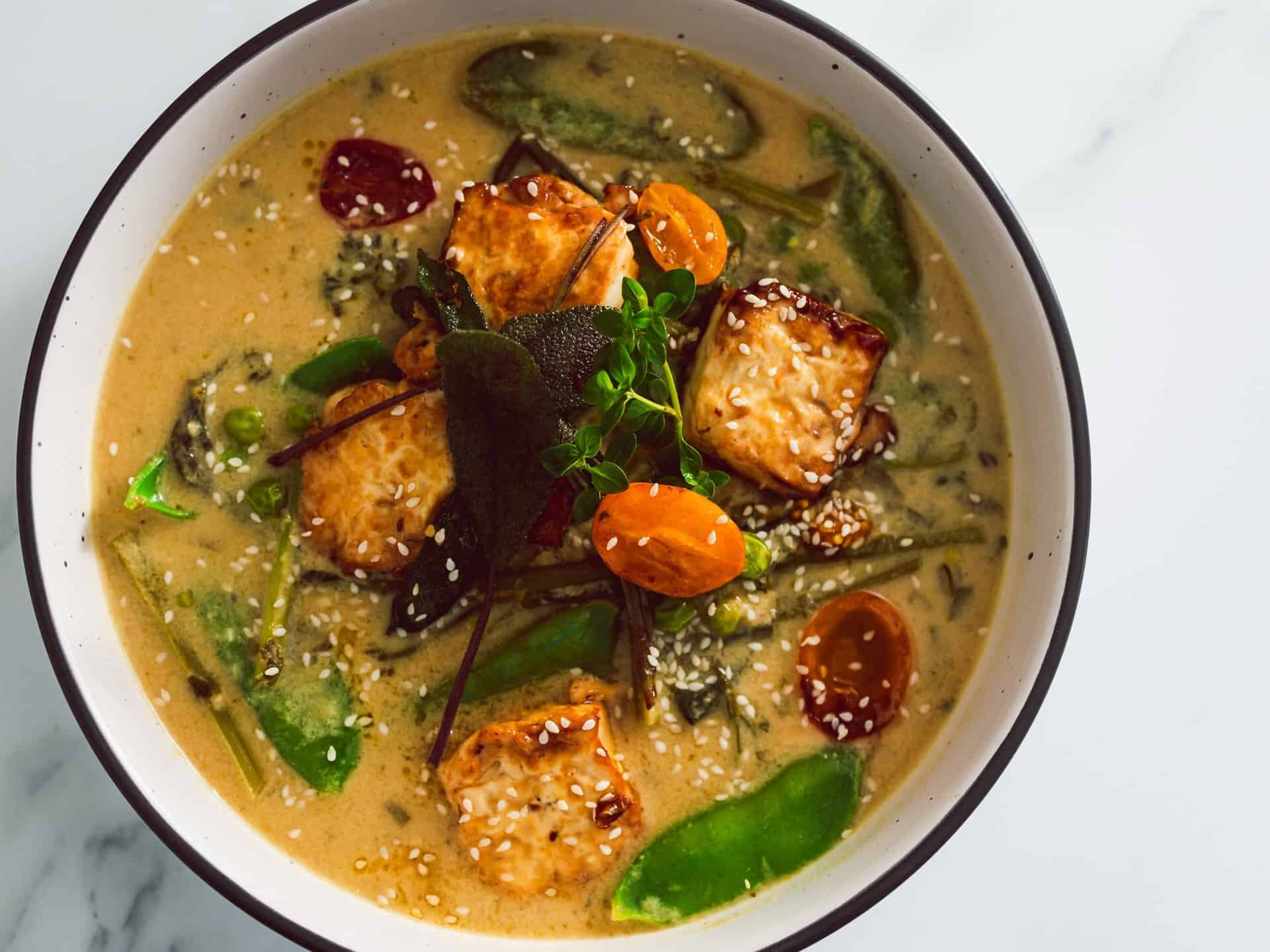 Appetitlich angereichtes veganes Gericht mit gebratenem Tofu und Gemüse